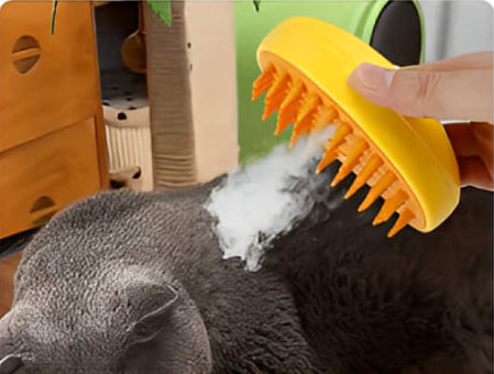 Escova a vapor do kit em uso: névoa suave no pelo do gato